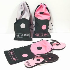 kit saquinho + chinelo no tema preto e rosa lembrancinha para festa infantil - comprar online