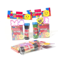 Kit massinha e bolinha de sabão personalizado lembrancinha para festa infantil tem Lego na internet