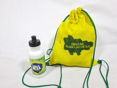 Kit lembrancinha mochila + squeeze personalizado Brindes e Lembrancinhas Copa do Mundo Brasil - comprar online