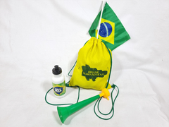 Kit lembrancinha mochila + squeeze personalizado + bandeira + corneta - Brindes e Lembrancinhas Copa do Mundo Brasil - loja online