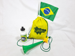 Kit lembrancinha mochila + squeeze personalizado + bandeira + corneta - Brindes e Lembrancinhas Copa do Mundo Brasil - comprar online