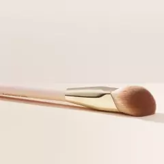 Rare Beauty Liquid Touch Foundation Brush - comprar en línea