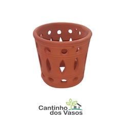 Vaso de cerâmica terracota com detalhes recortados, ideal para plantas.