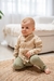 Bebé con camisa Uria bebé beige y calza Tórtola bebé verde