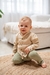 Bebé con camisa Uria bebé beige y calza Tórtola bebé verde