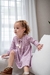 Nena con vestido Ampelis lila,  de lanilla estampada con tiras para anudar en el escote
