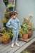 Nena con conjunto azul de sweater Grulla y Calza Calandria