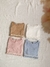 Variantes de la remera Alga, de jersey con puntilla: rosa, off white, dulce de leche y celeste