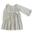 Vestido Calao Beige, de gasa de algodón con puntilla i pompones en cintura y mangas amplias.