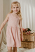 Nena con vestido Cigarra rosa, de algodón con lazo de hilera en cintura