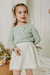 Nena con falda Capibara off white, de gasa de algodón con puntilla en el ruedo, combinado en sweater estrella acqua