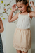 Nena con la blusa Hibisco off white, con puntilla en el delantero, combinado con la falda Petunia beige