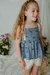 Nena con blusa Hortensia indigo, estampada con breteles de puntilla