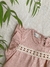 Fotoproducto de la blusa Tulipán de lino  rosa con puntilla en el delantero y el volado en el hombro