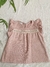 Fotoproducto de la blusa Tulipán de lino rosa con puntilla en el delantero y el volado en el hombro