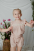 Nena con blusa Tulipán rosa, de lino en combinacion con el short Azalea de lino en conjunto