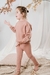 Nena con conjunto de pantalon Canaima y Buzo bamboo rosa, ambos con detalle en puntilla