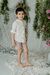 Nene con camisa Uria, de gasa de algodon off white y short Violeta bordo