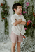Nene con camisa Uria off white, de gasa de algodón con cuello mao y short VIoleta bordó