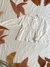 Blusa Amazonica off white, con detalle de puntilla y puño con elástico y volado