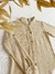 Detalle a la camisa Uria beige, de gasa de algodón con cuello mao