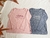 Variantes de la remera Adventure, de algodon con estampa y bordado: rosa y azul jaspeado