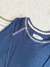 Detalle con remera Hoia de algodón manga ranglan en azul con detalle en off white