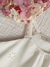 Detalle a la puntilla en el Vestido Elodea off white,  estilo halter de fibrana bordada