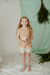 Nena con remera Alga, de algodón, y shorts Azalea, de lino natural