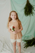 Nena con remera Alga, de algodón, y shorts Azalea, de lino natural