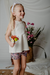 Nena con remera Lirio off White y shorts Abelia fondo lila