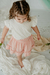 Nena con remera margarita, de algodón con delantero bordado, combinado con la falda Jazmín