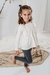 Nena con remera Yosemite off white, con detalle de puntilla combinado con calza Boulogne nena azul