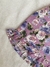Detalle shorts Abelia fondo lila, estampado con volado en ruedo