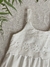 Detalle del bordado en pechera del vestido Amapola off white