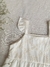 Foto detalle del volado en bretel y de la pechera bordada del vestido Begonia bebé, de algodón 
