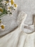 Detalle del volado en bretel del vestido Orquídea off white