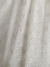 Detalle de la tela del vestido Orquidea off white, de tul con volado en los breteles