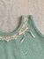 Zoom al detalle de puntilla y lazo en escote del vestido Girasol verde, de micropanal 