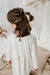 Nena con vestido Gorbeia, de lanita blanca con detalle de puntilla en pechera