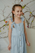 Nena con vestido Verbena azul y trenza con moño Nardo azul