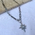 Cadena de metal niquelado de 64 cm con dije de estrella de 3 cm con un strass.