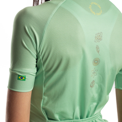 Kit Camisa Sport Nature com Bermuda Comfort Verde Militar Foto com Modelo Detalhes