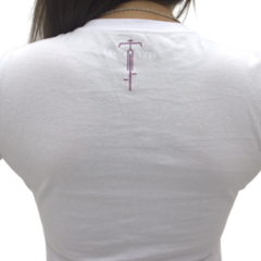 Camiseta Casual Feminina Marcio May Sports Minimal Foto com Modelo Detalhes