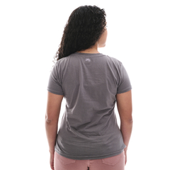 Camiseta Casual Feminina Marcio May Sports Essencial Foto com Modelo Costas