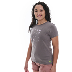 Camiseta Casual Feminina Marcio May Sports Essencial Foto com Modelo Lado Esquerdo