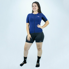 Conjunto de Ciclismo Feminino Camisa Race e Shorts Sports Web One Foto com Modelo Frente