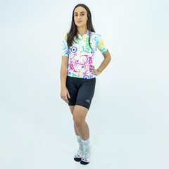 Conjunto de Ciclismo Feminino Camisa e Meia Funny Colored Bicycles + Bermuda Race Carbon Foto com Modelo Frente