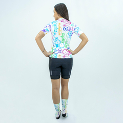 Conjunto de Ciclismo Feminino Camisa e Meia Funny Colored Bicycles + Bermuda Race Carbon Foto com Modelo Costas
