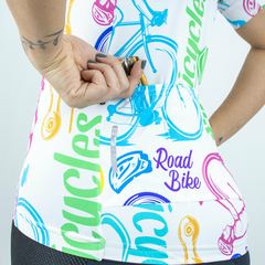 Conjunto de Ciclismo Feminino Camisa e Meia Funny Colored Bicycles + Bermuda Race Carbon Foto com Modelo Detalhes
